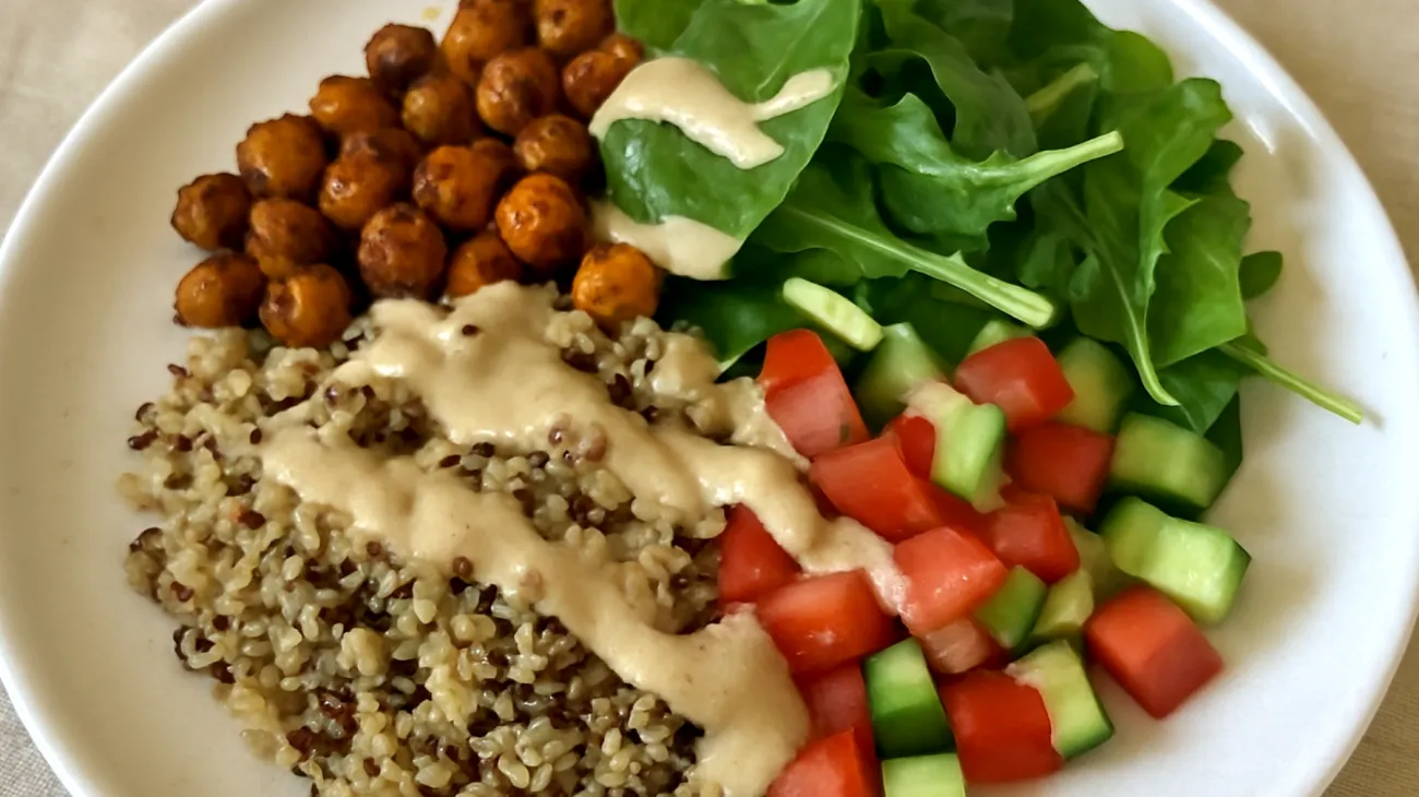Quinoa-Salat mit gerösteten Kichererbsen und Tahini-Dressing"